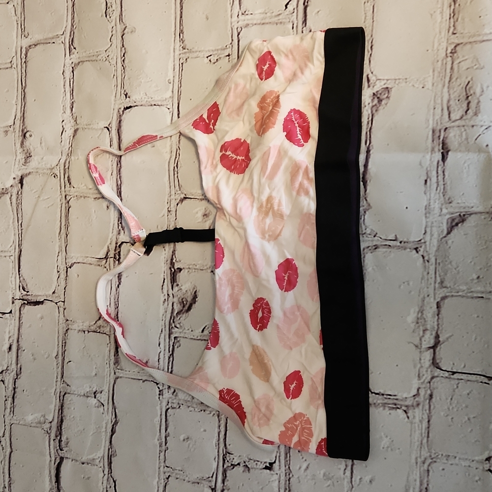 MeUndies t-back bralette with pink kisses print